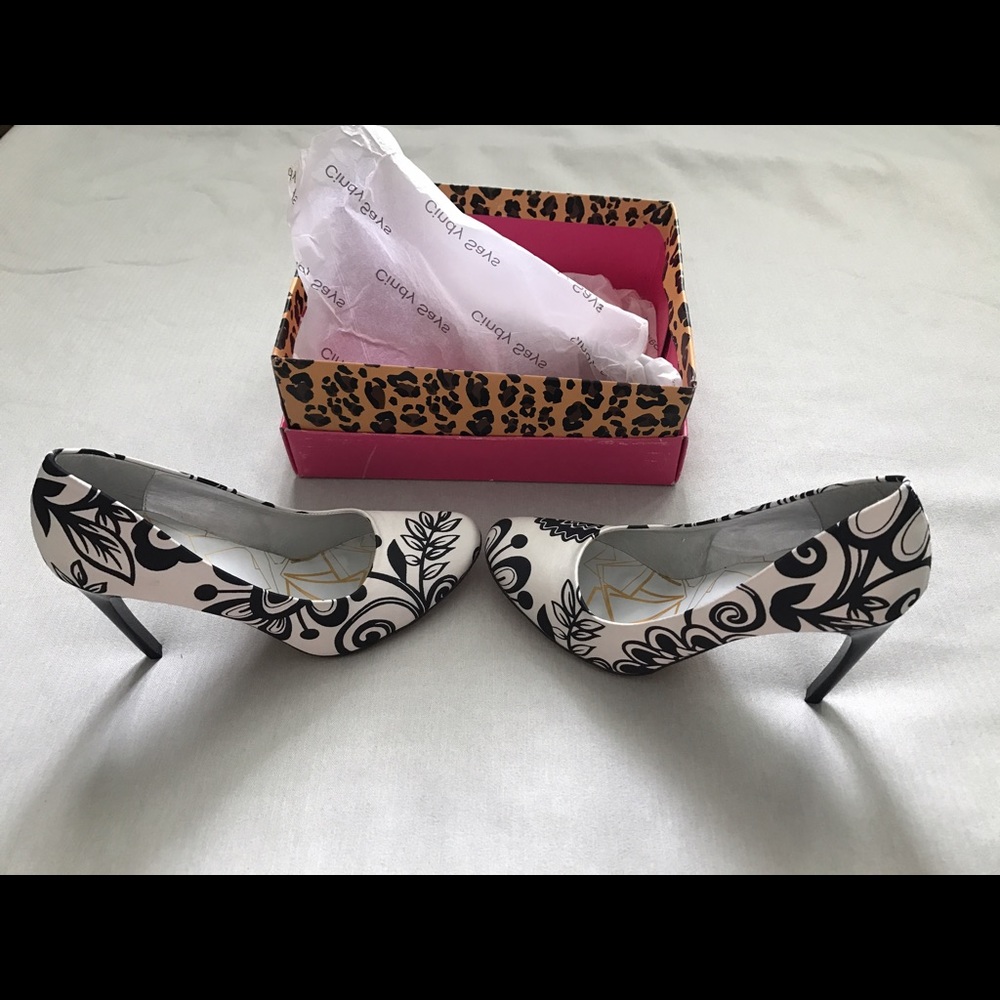 Graphic b/w heels - size 7- never worn