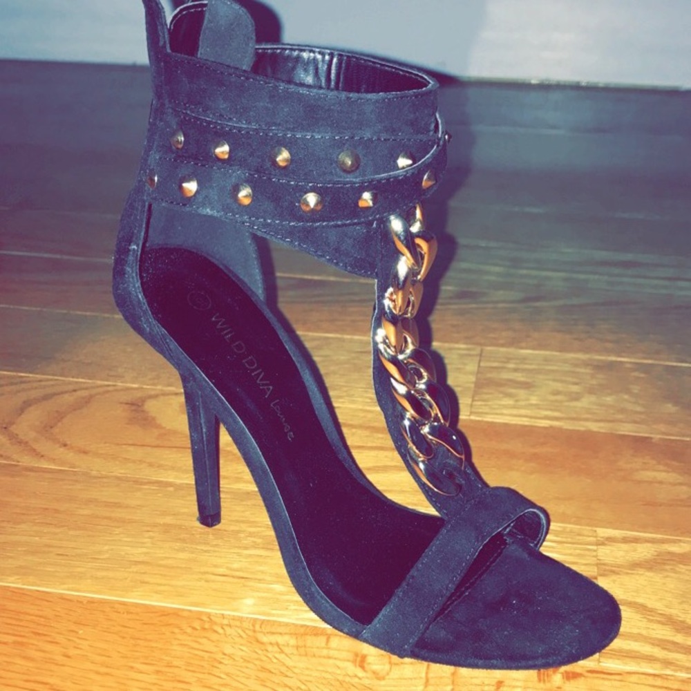 Black sandal Heels with Gold Chain size 6