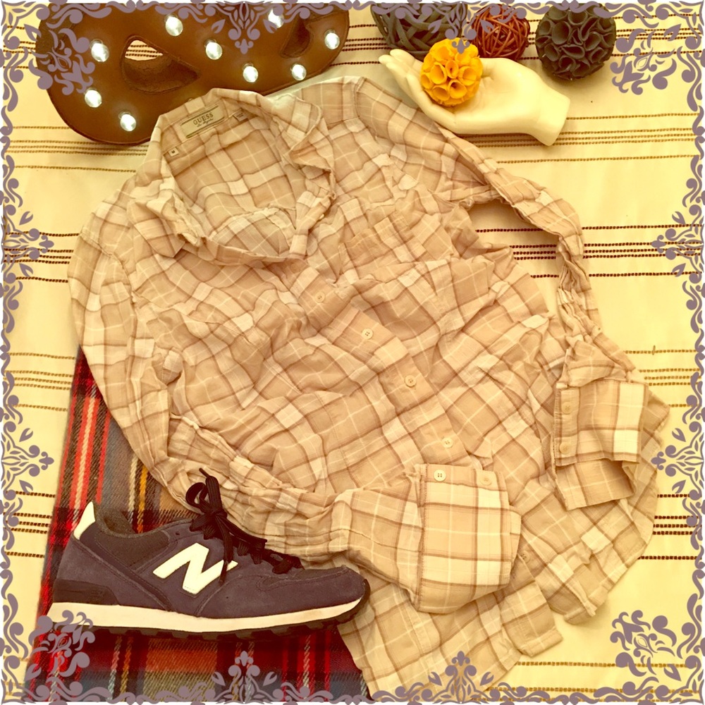 GUESS button down top size Medium 🌷