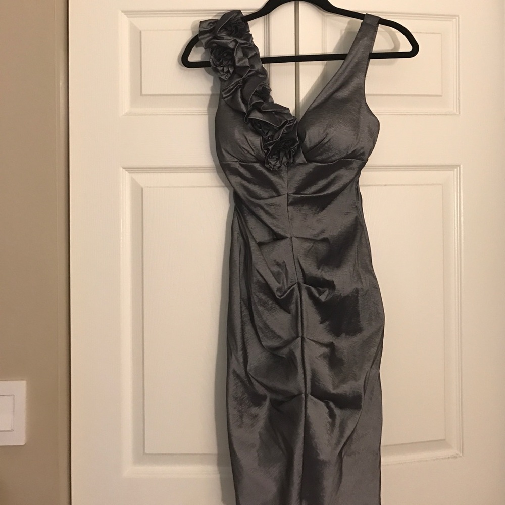 Awesome and flattering evening dress!