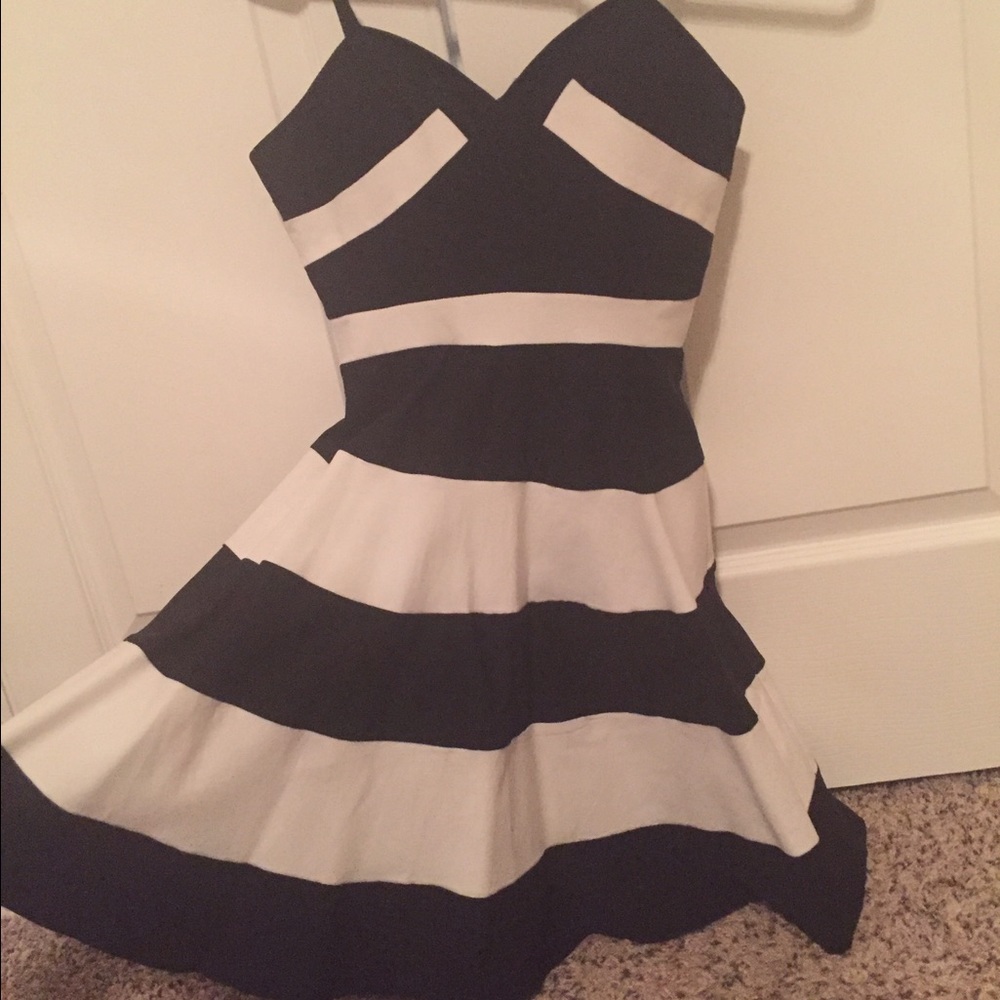 🎉 LIKE NEW Francesca b&w striped dress