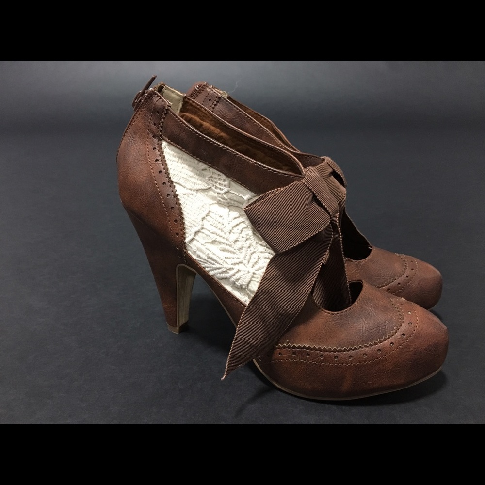 Brown heels with white lace