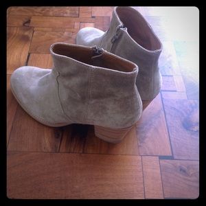 1937 by Madewell Tan/neutral suede ankle booties