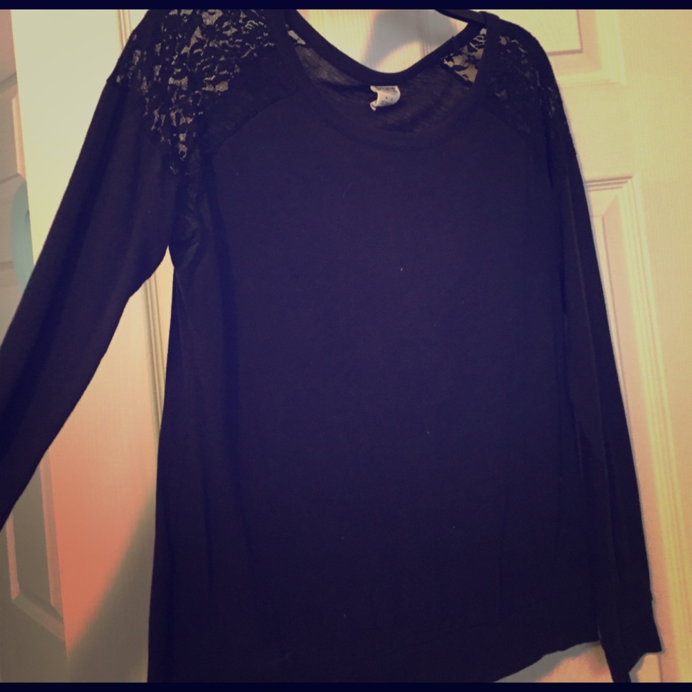 Long sleeve top with lace shoulder