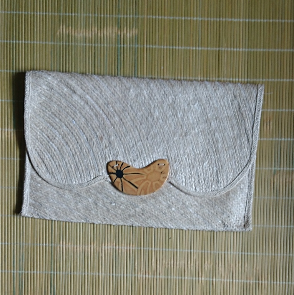 Large straw envelope clutch