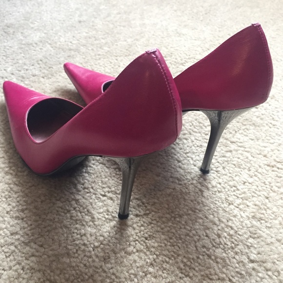 BCBGirls (Vintage) Pump w Metal Effect Heel - Picture 2 of 5