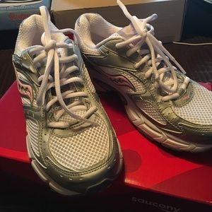 Saucony NIB NWT Size 6 1/2