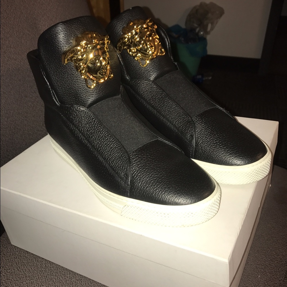 Versace - Picture 2 of 3