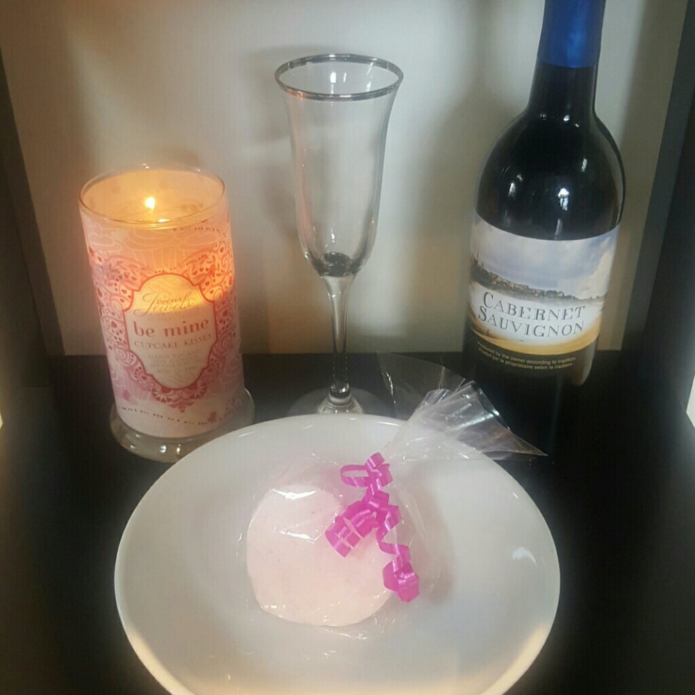2 Rose Scented Fizzy Bath Bomb - Picture 2 of 3