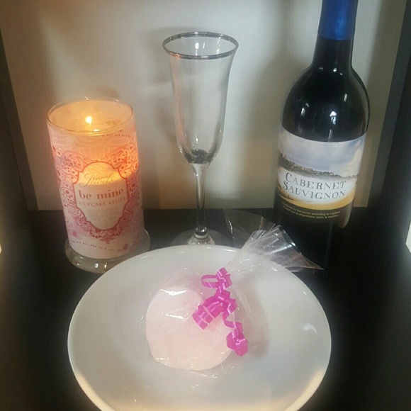 2 Rose Scented Fizzy Bath Bomb - Picture 2 of 3