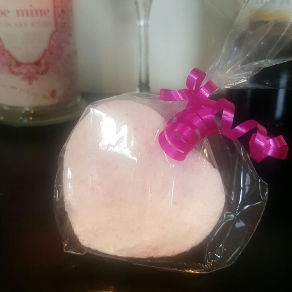 2 Rose Scented Fizzy Bath Bomb - Picture 3 of 3