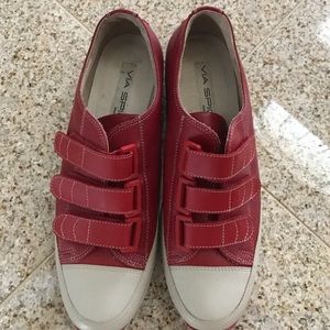 NWOT WOMENS VIA SPIGA RED LEATHER FLAT SNEAKERS 9