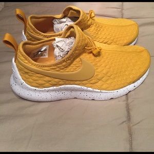 Nike - Women's Aptare Sneakers