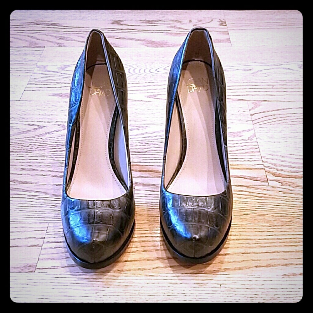 Joan and David embossed leather pumps, size 8!