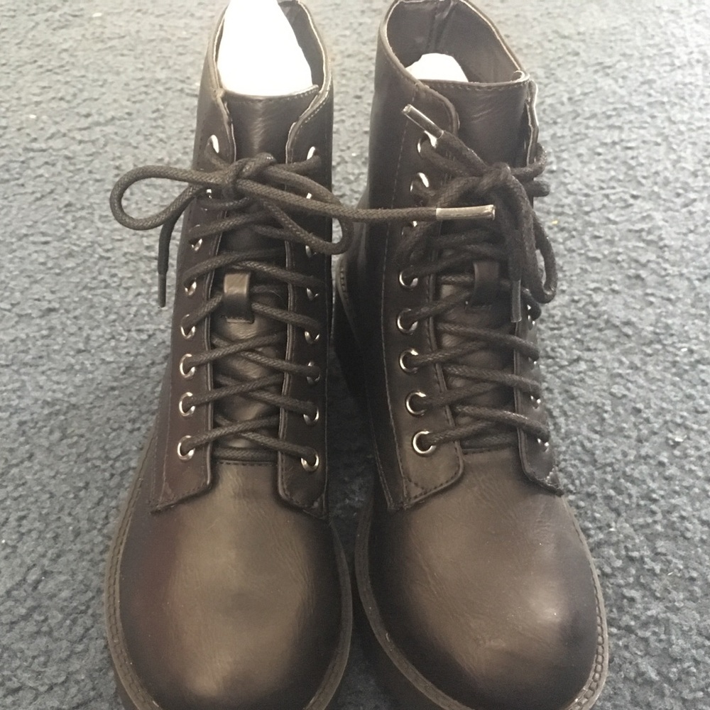 Black boots.  Didn't fit.