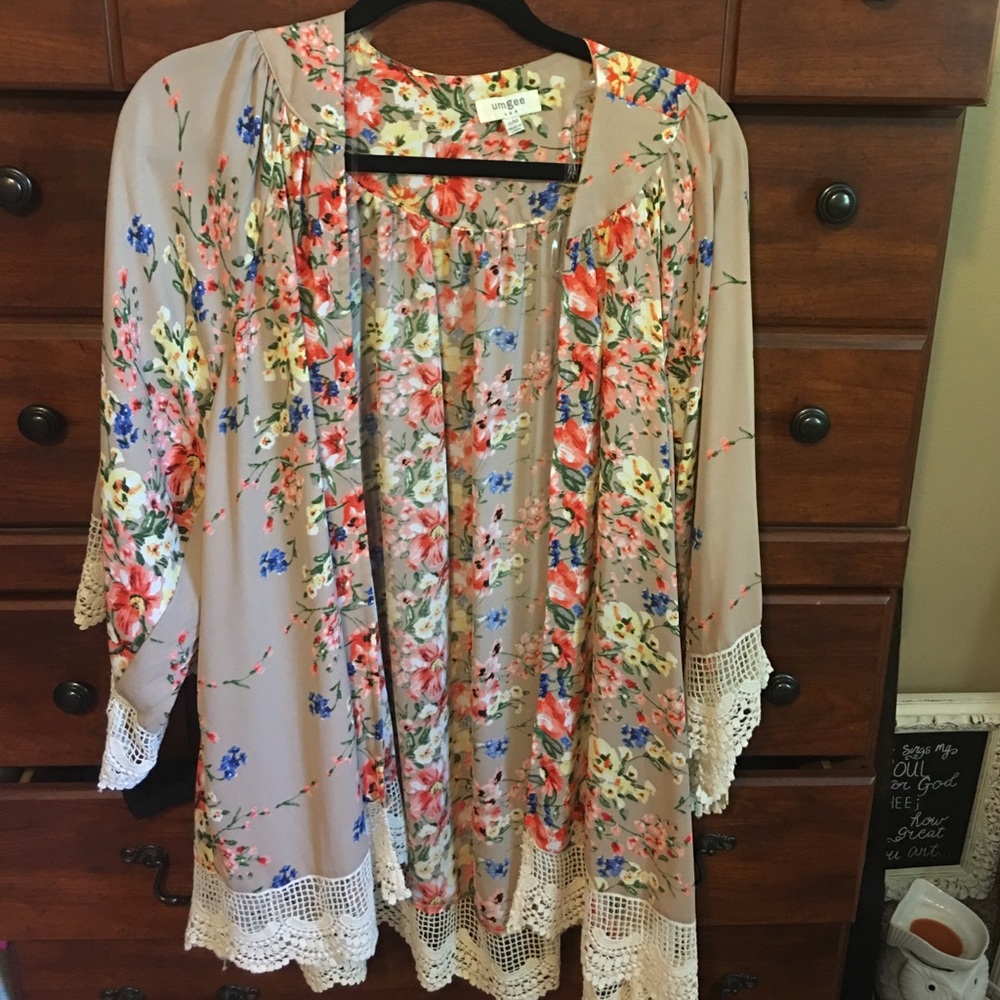 Ladies floral kimono. Never worn with tags!!