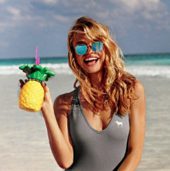 VS PINK a colada cup - Picture 1 of 3