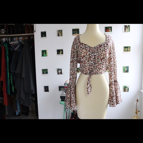 🎉SOLD🎉Far Out 70s Floral Front Tie Flare Top - Picture 2 of 4