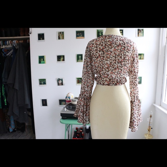 🎉SOLD🎉Far Out 70s Floral Front Tie Flare Top - Picture 3 of 4