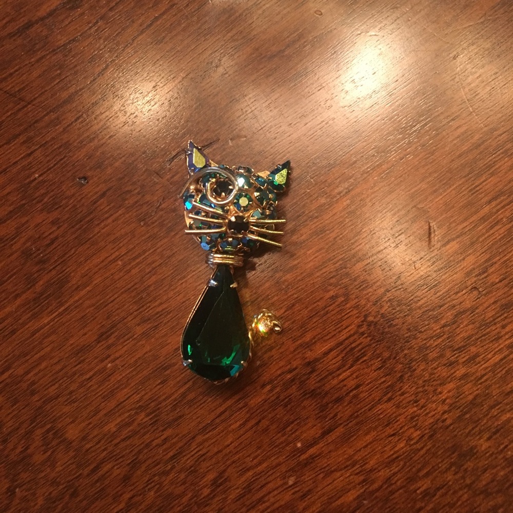 Cat brooch