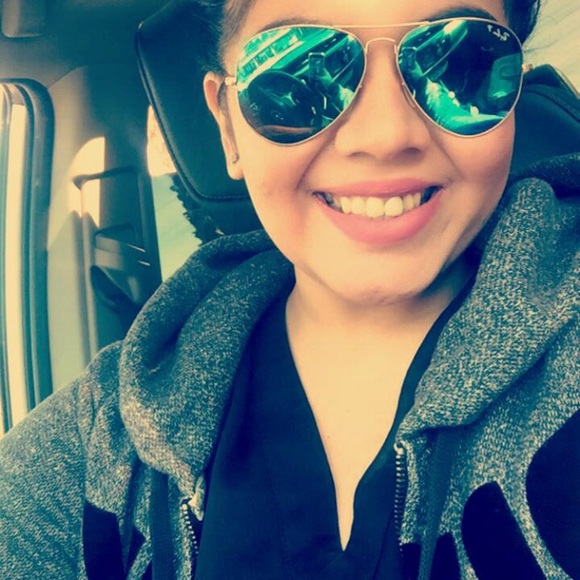 Meet your Posher, Jesenia - Picture 4 of 6