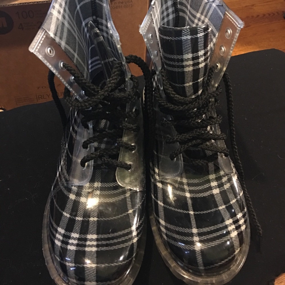 Dirty Laundry rain boots, size 9 black and white