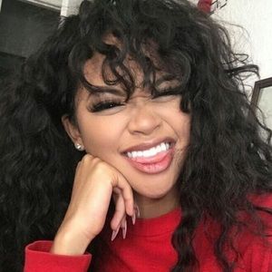 Meet your Posher, Alexis