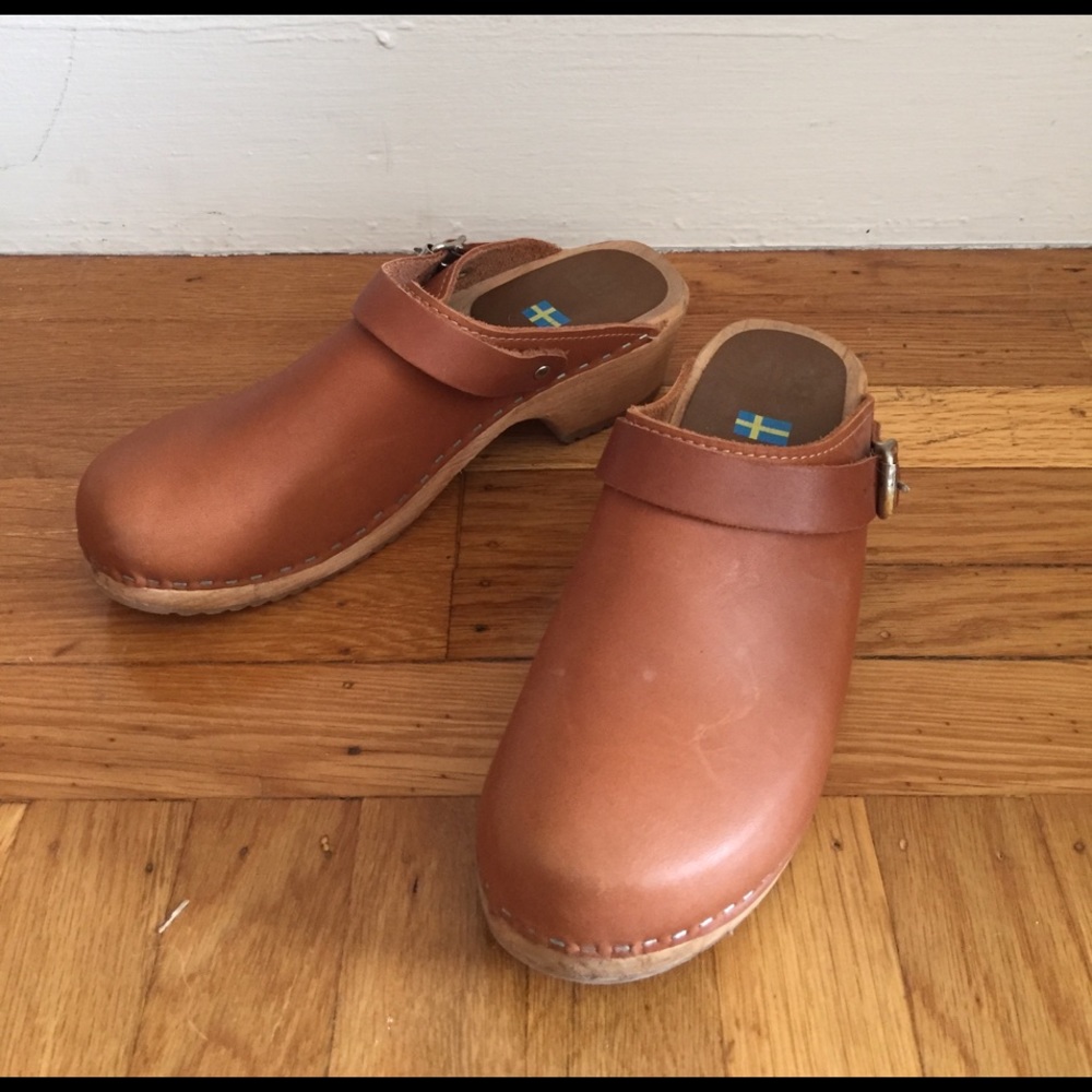Camel leather wooden clogs