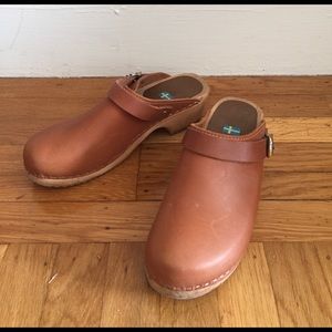 Camel leather wooden clogs