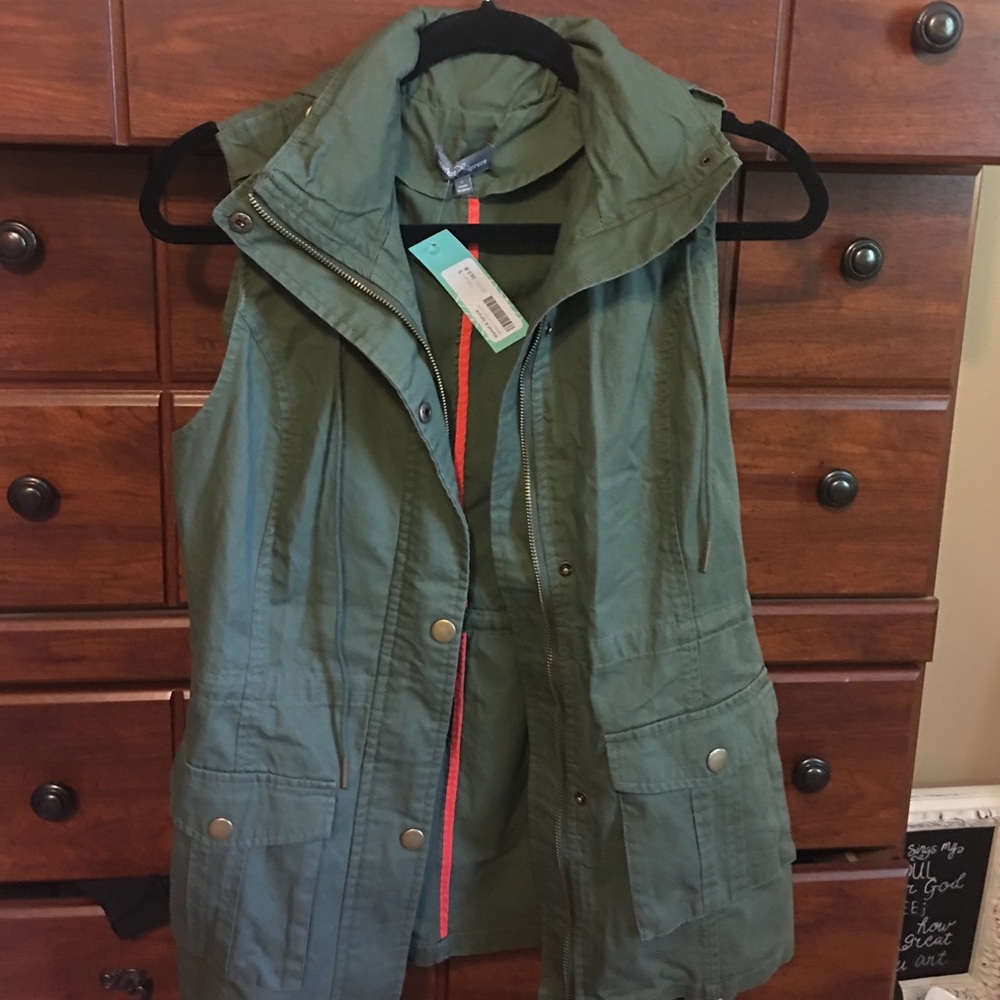 Ladies army green cargo vest!! Never worn!