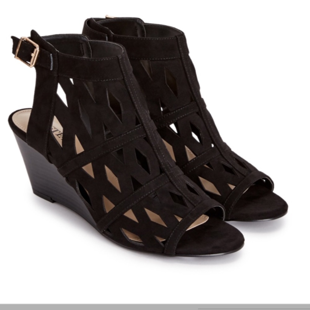 ❌SOLD❌ Black Low Wedge With Cutouts - Picture 1 of 7