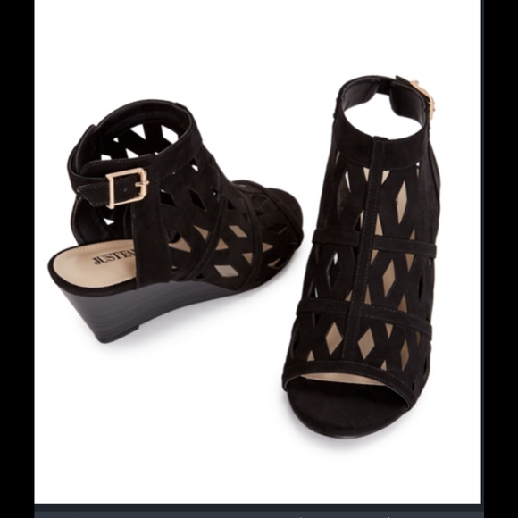 ❌SOLD❌ Black Low Wedge With Cutouts - Picture 2 of 7