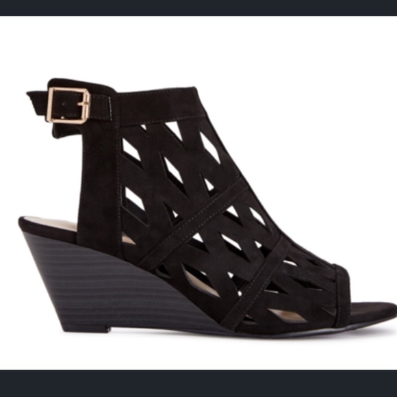 ❌SOLD❌ Black Low Wedge With Cutouts - Picture 3 of 7