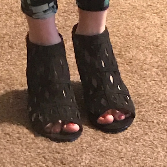 ❌SOLD❌ Black Low Wedge With Cutouts - Picture 4 of 7