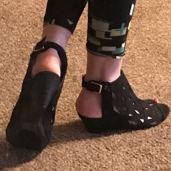 ❌SOLD❌ Black Low Wedge With Cutouts - Picture 5 of 7