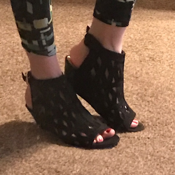 ❌SOLD❌ Black Low Wedge With Cutouts - Picture 7 of 7
