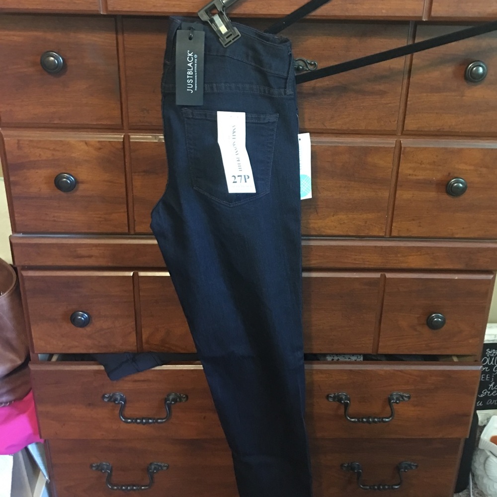 Ladies dark denim skinny jeans. Never worn!