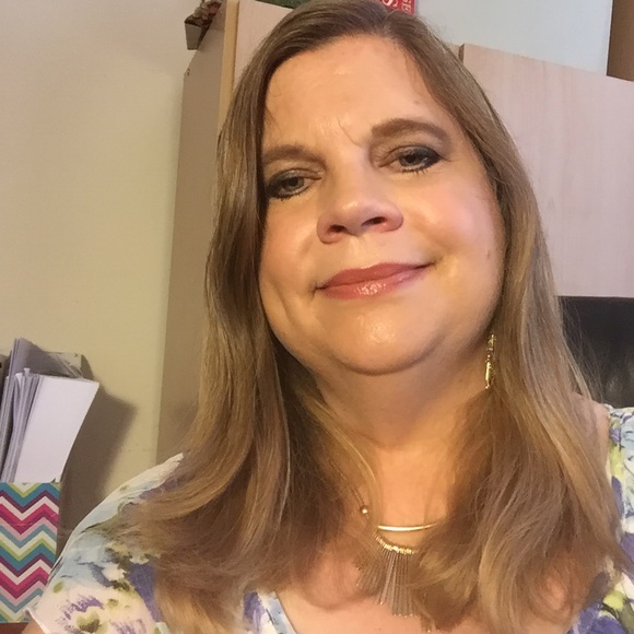 Meet your Posher, Lynda - Picture 2 of 3