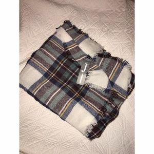 BOUTIQUE BLANKET SCARF