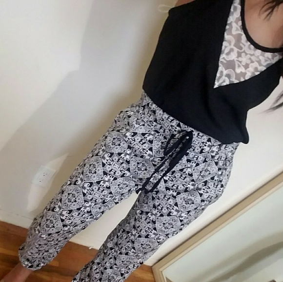 🏷CLEARANCE BLACK CREAM LACE INSET TANK TOP - Picture 7 of 8