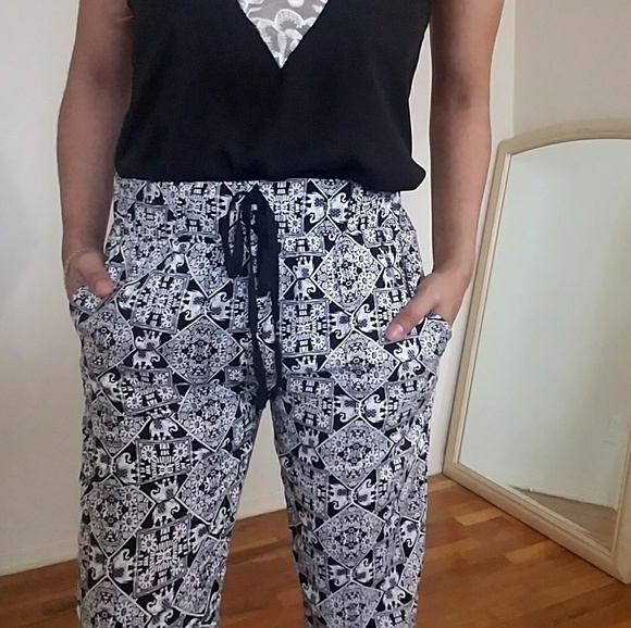 💕20%OFF💕BLACK WHITE PRINT JOGGER PANTS - Picture 3 of 5