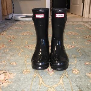 Black short hunter boots