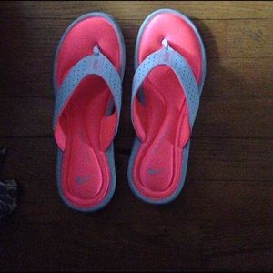 Size 9 Nike comfort footbed flip flops