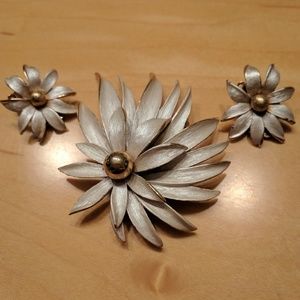 Vintage flower broooch and earrings set.