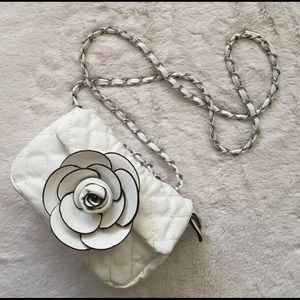 White quilted flower chain crossbody shoulder bag