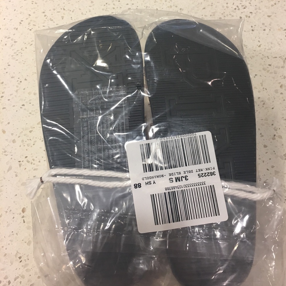 Last 1! Vs pink slides sandals slippers - Picture 4 of 6