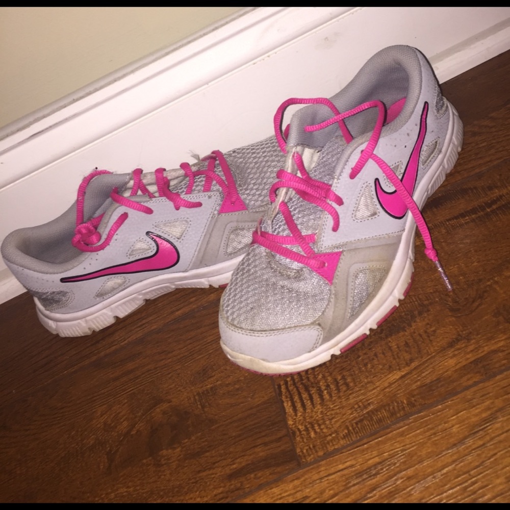 Women's Nike tennis shoes