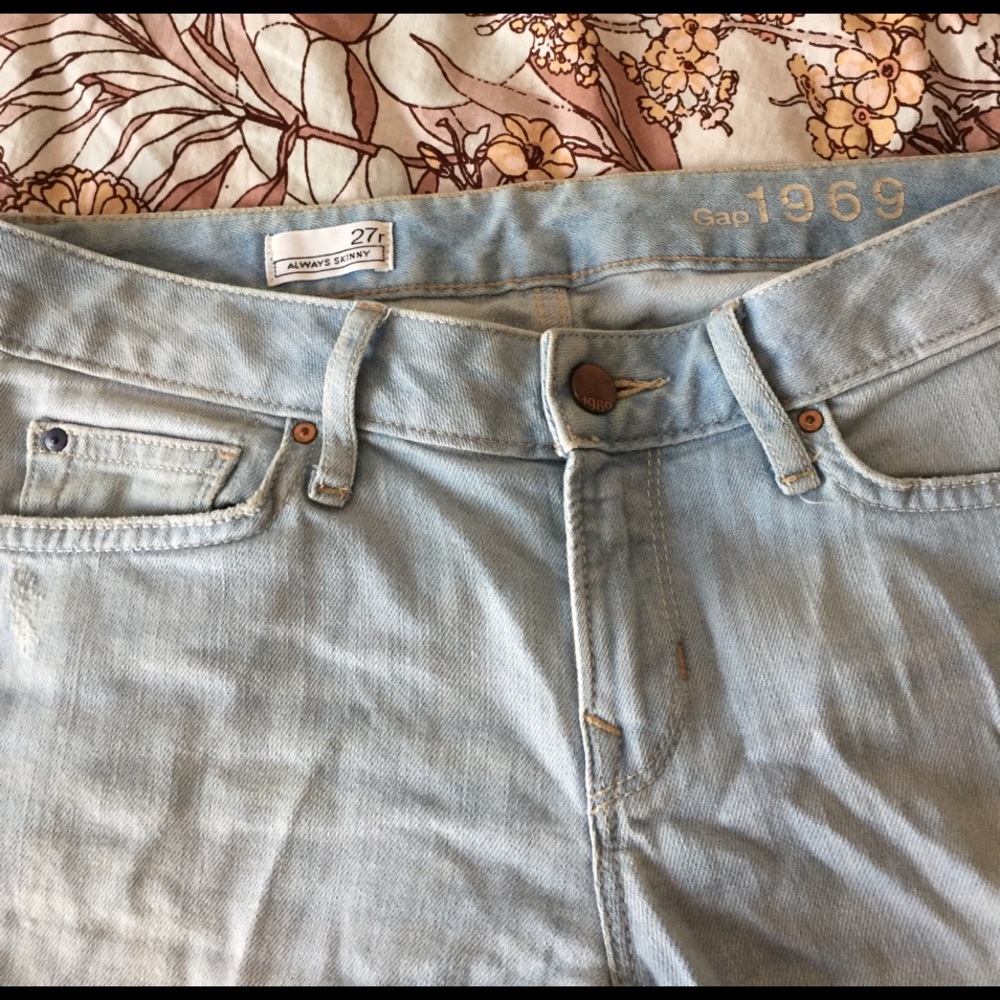 Gap light colored jeans 27