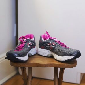 Raveena Brooks 5 Running Shoes