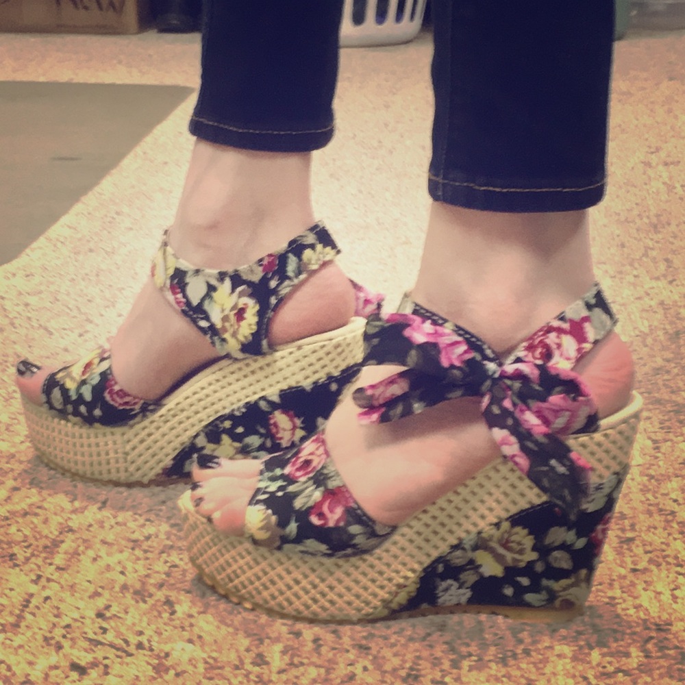 Floral Tie-Up Peep Toe Platform Wedges